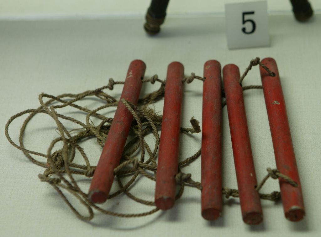 涂红漆木手指枷